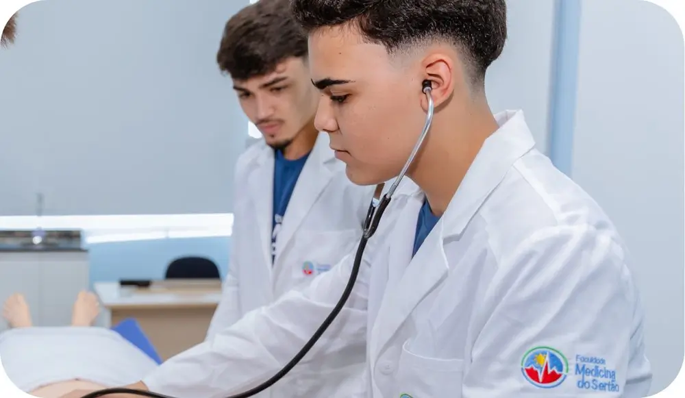 Estudantes de Medicina FMS em prática clínica com estetoscópio
